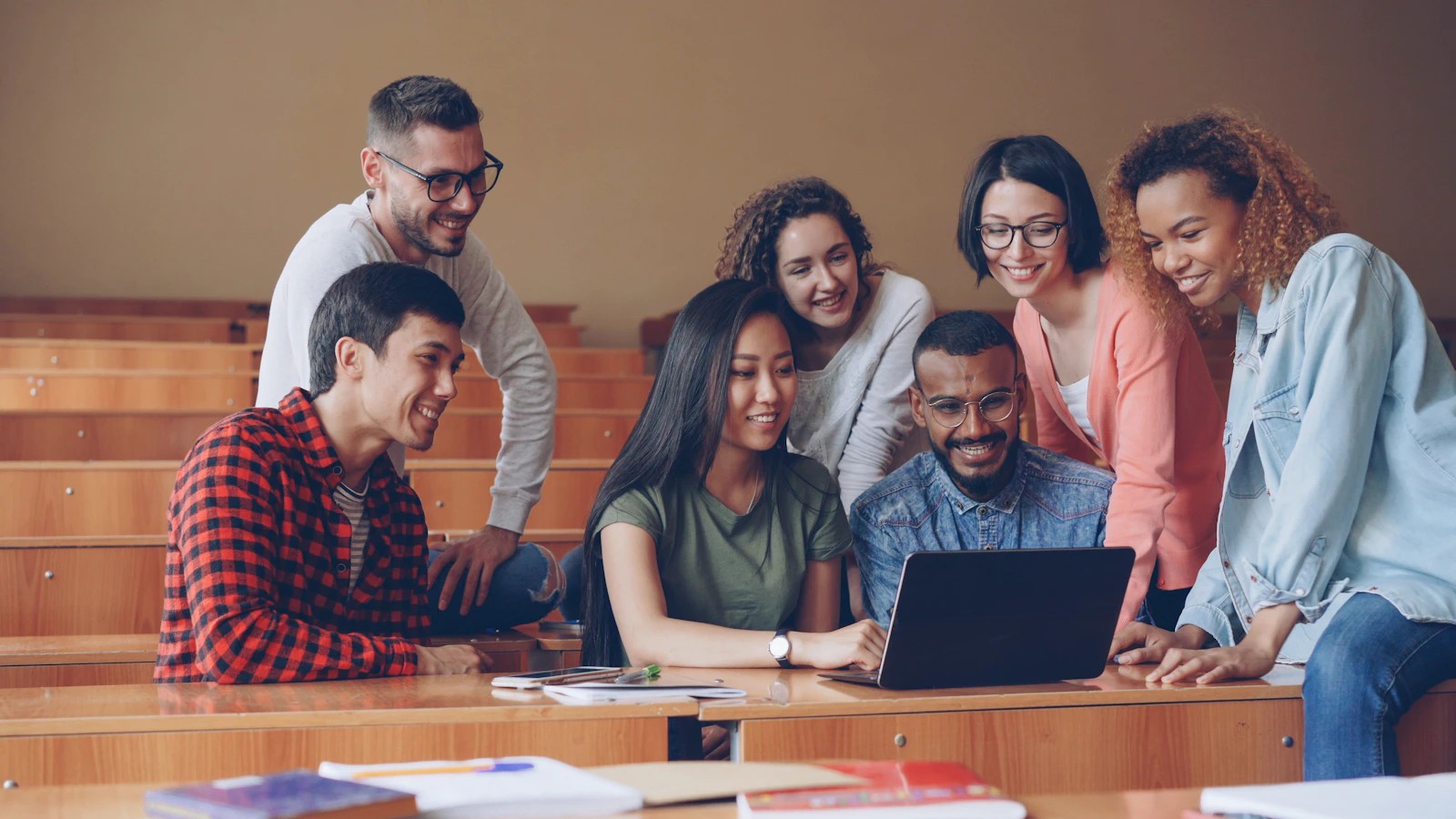Équipe d'organisme de formation en réunion collaborative : dialogue, comparaison transparente, décision éclairée.