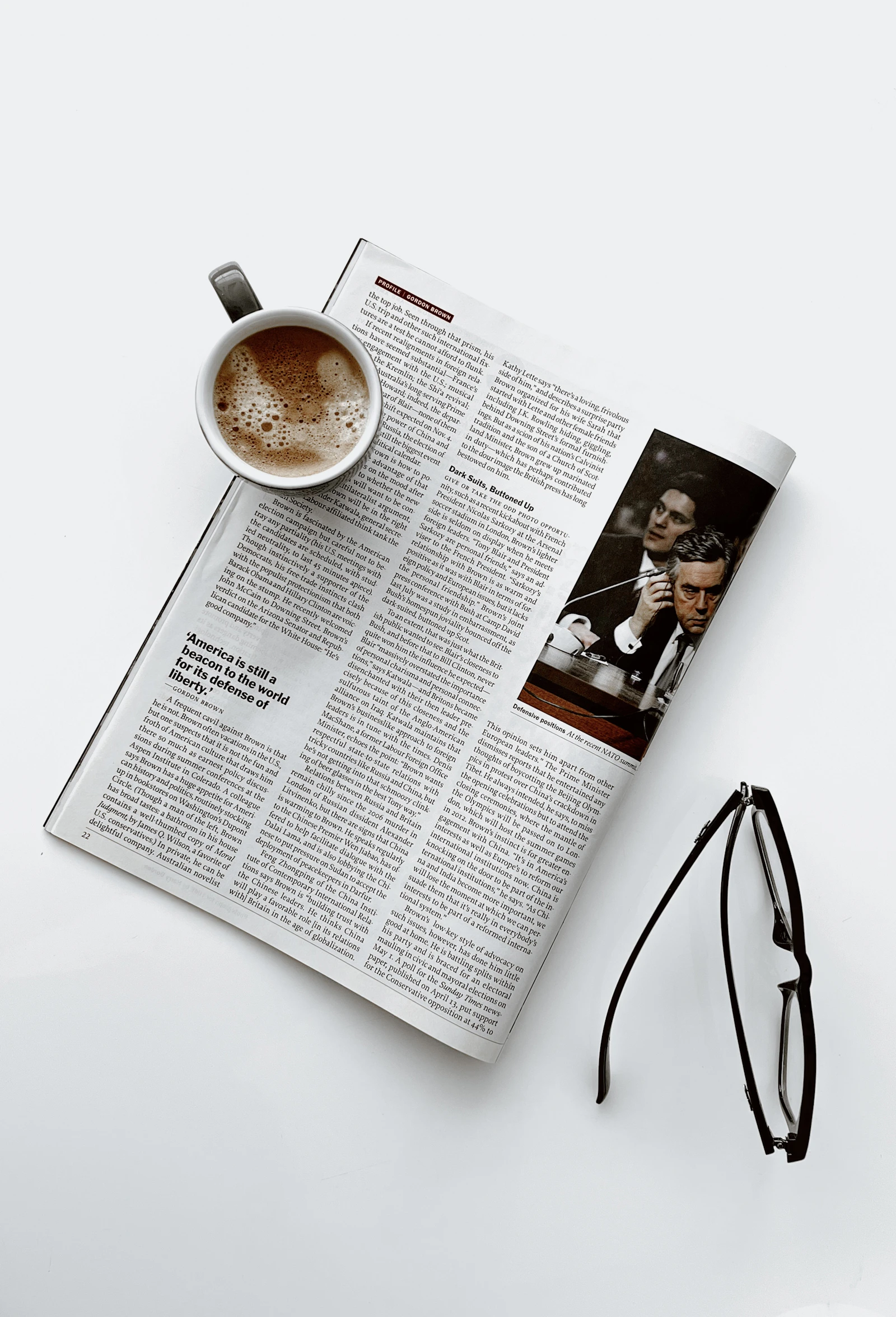 Bureau d'auteur : tasse de café noir, ordinateur portable ouvert, ambiance lecture et écriture E²SN.
