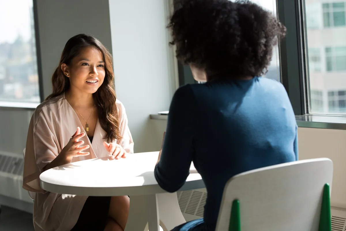 Formateur indépendant consultant le suivi de progression de ses apprenants sur son ordinateur.