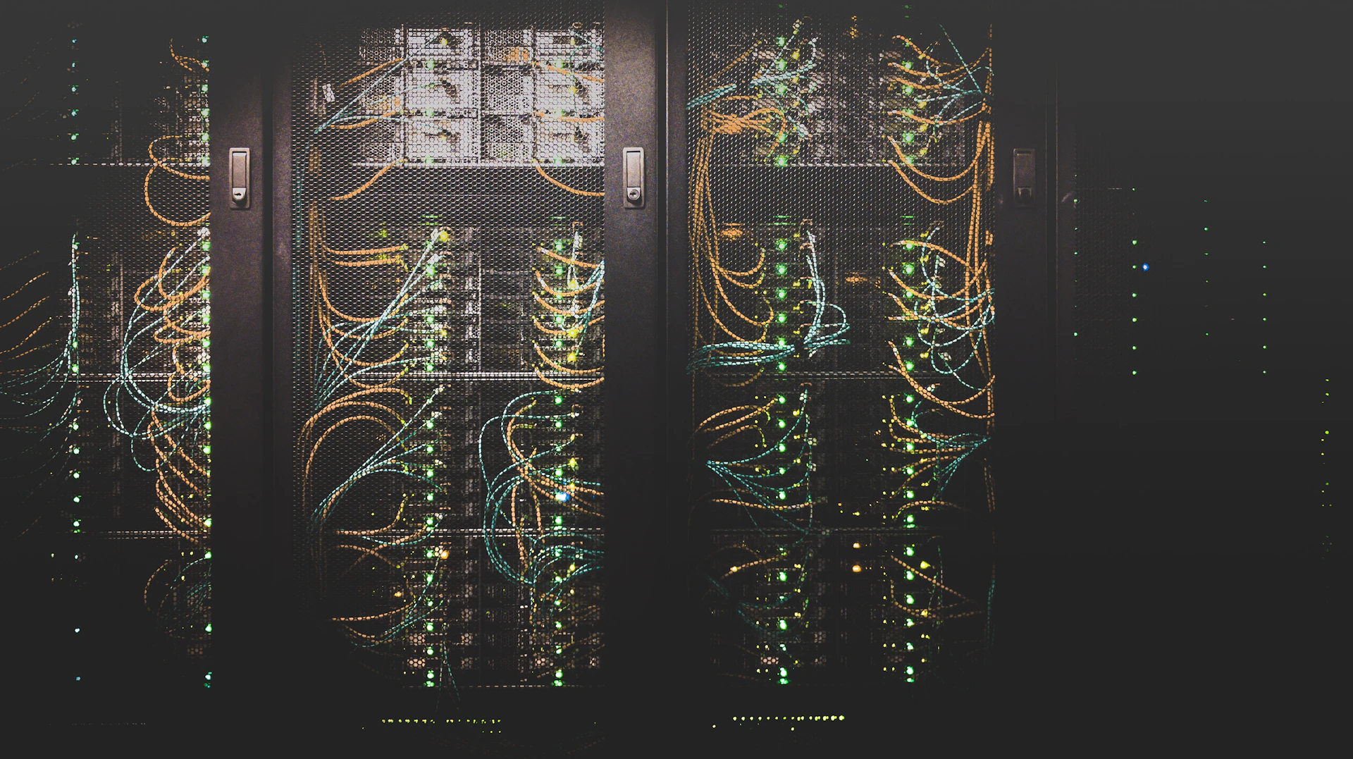 Baie serveurs colorée d'un data center : symbole de l'hébergement physique souverain FR/UE versus CLOUD Act extra-territorial.
