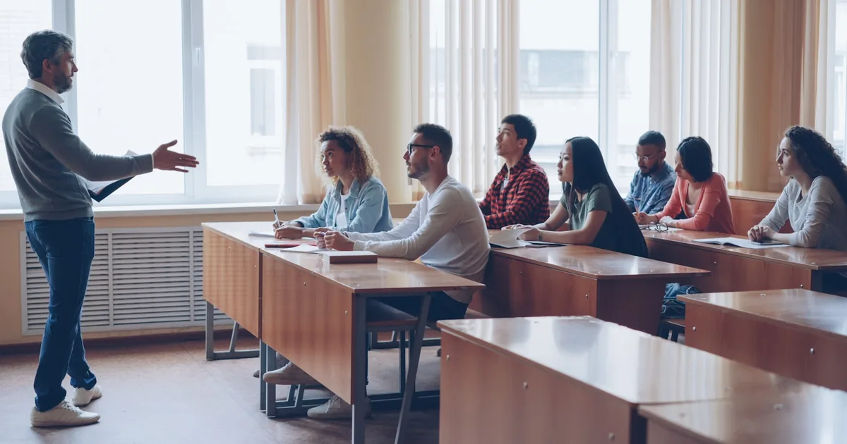 Un groupe d'apprenants adultes aux profils variés travaillant ensemble dans une formation inclusive et accessible