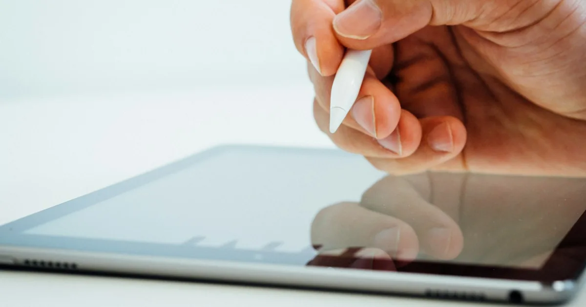 Stagiaire émargeant sur une tablette numérique via signature électronique en formation professionnelle