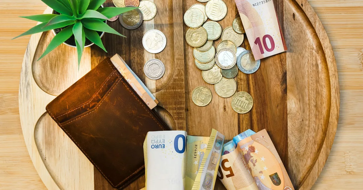 Bureau de gestion : calculatrice, billets en euros et documents — financement et prise en charge de la formation professionnelle.
