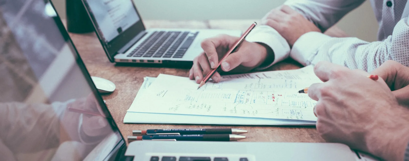 Checklist et stylo sur un bureau - préparation d'un audit Qualiopi