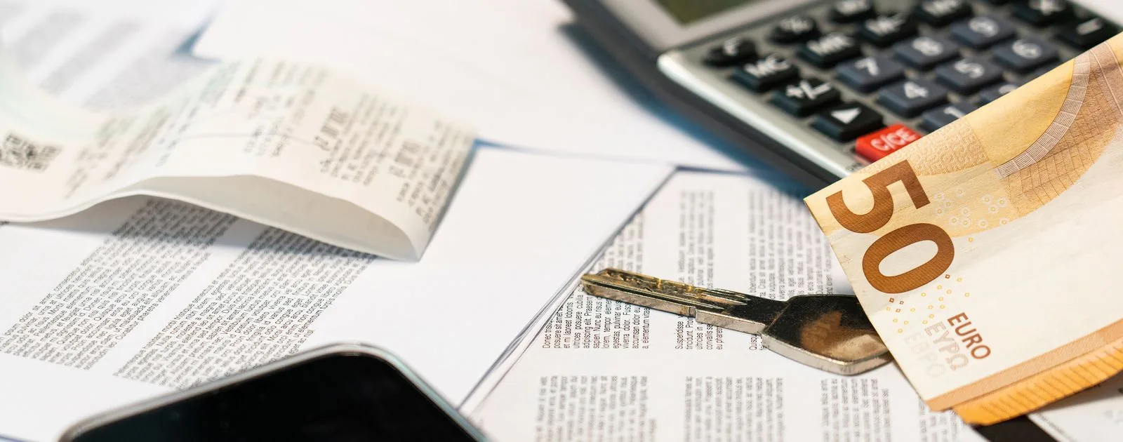 Documents de financement, billet en euros, calculatrice et smartphone - budget et prise en charge de la formation professionnelle