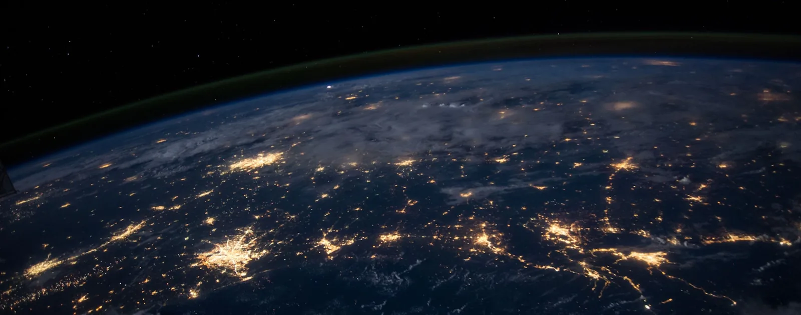 Vue satellite de l'Europe de nuit - souveraineté numérique et infrastructure européenne pour la formation