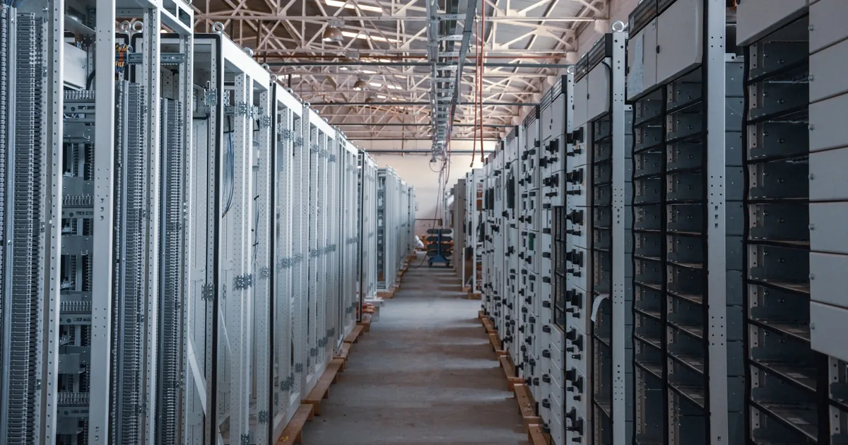 Baies de serveurs dans un centre de données — infrastructure d'une IA souveraine hébergée en France.